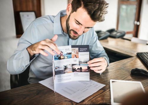 Man met Flyer (1)